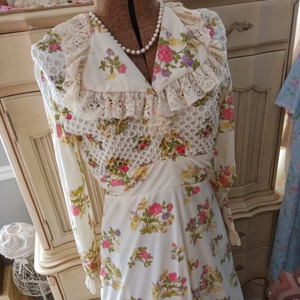 VINTAGE 1970S NYLON MAXI DRESS WITH SWEET FLORALS!